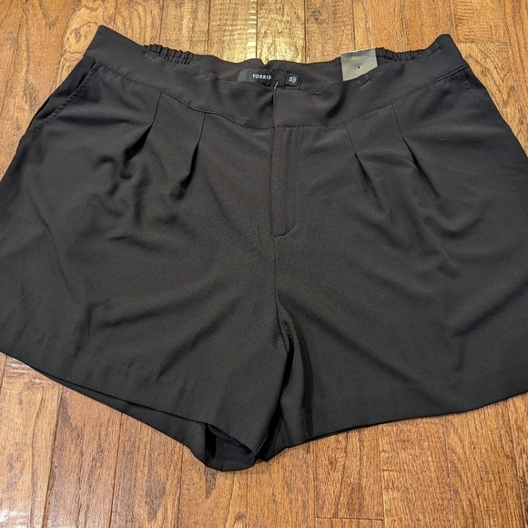 Torrid Black Wide Leg Studio Tailored Short, Plus size 26 NWT - Picture 11 of 14